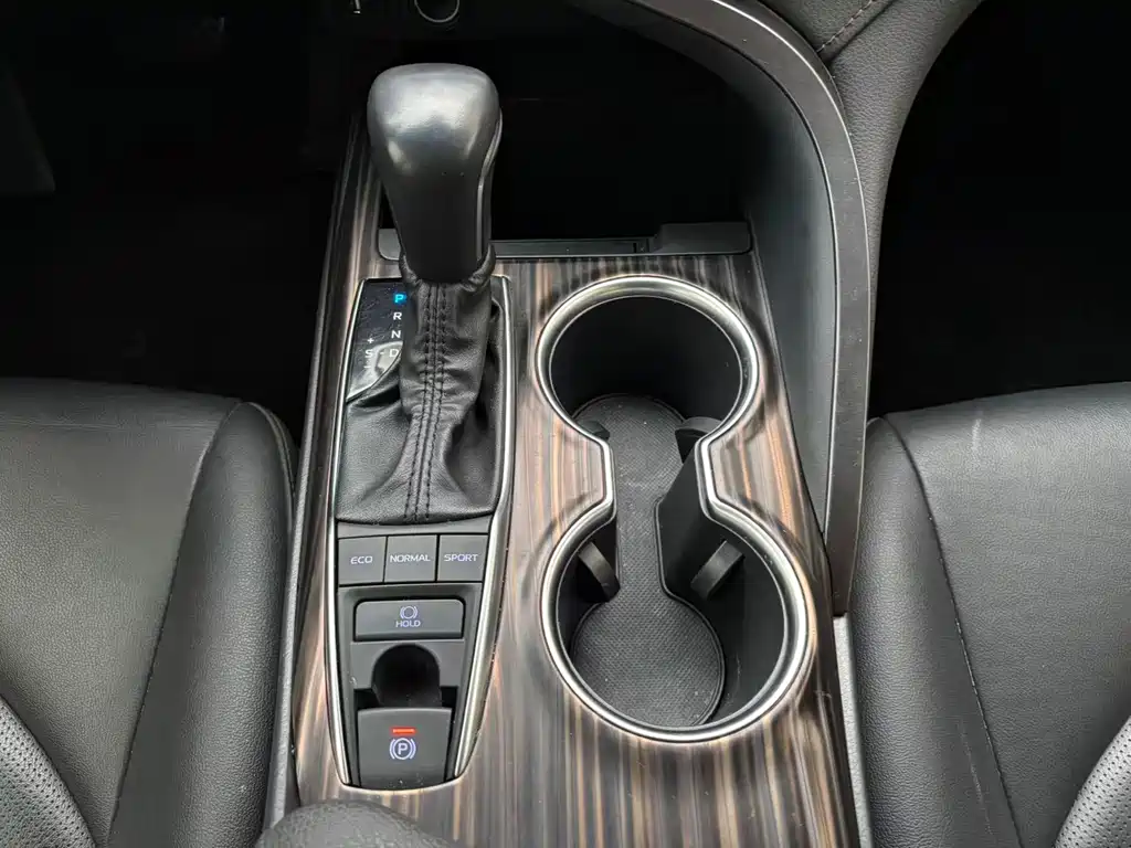 Toyota Camry 2019 — фото 12