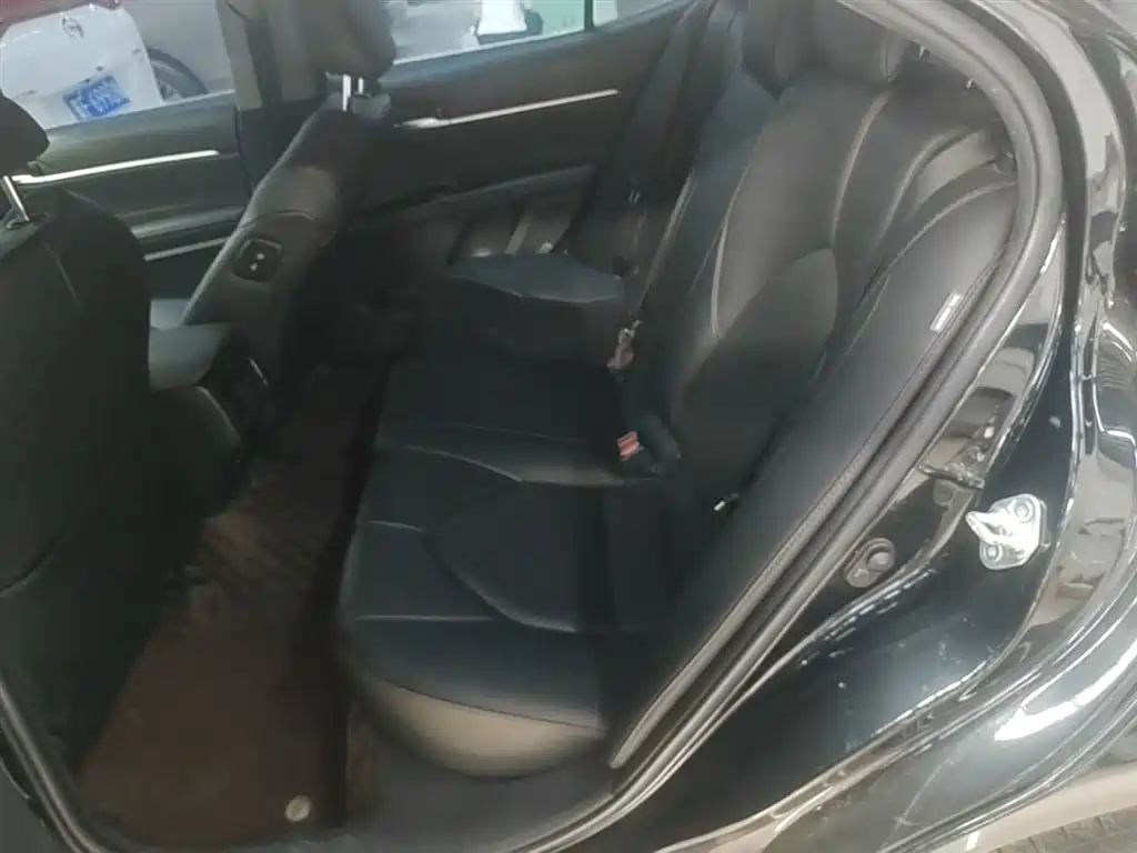 Toyota Camry 2023 — фото 17