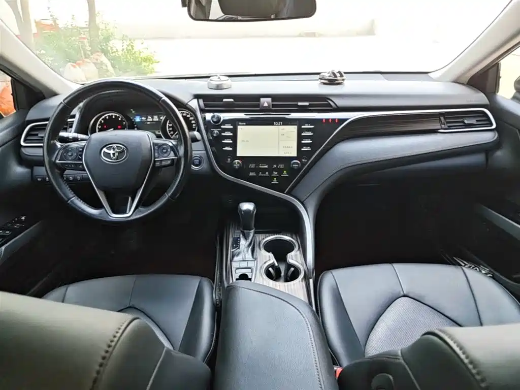 Toyota Camry 2018 — фото 10