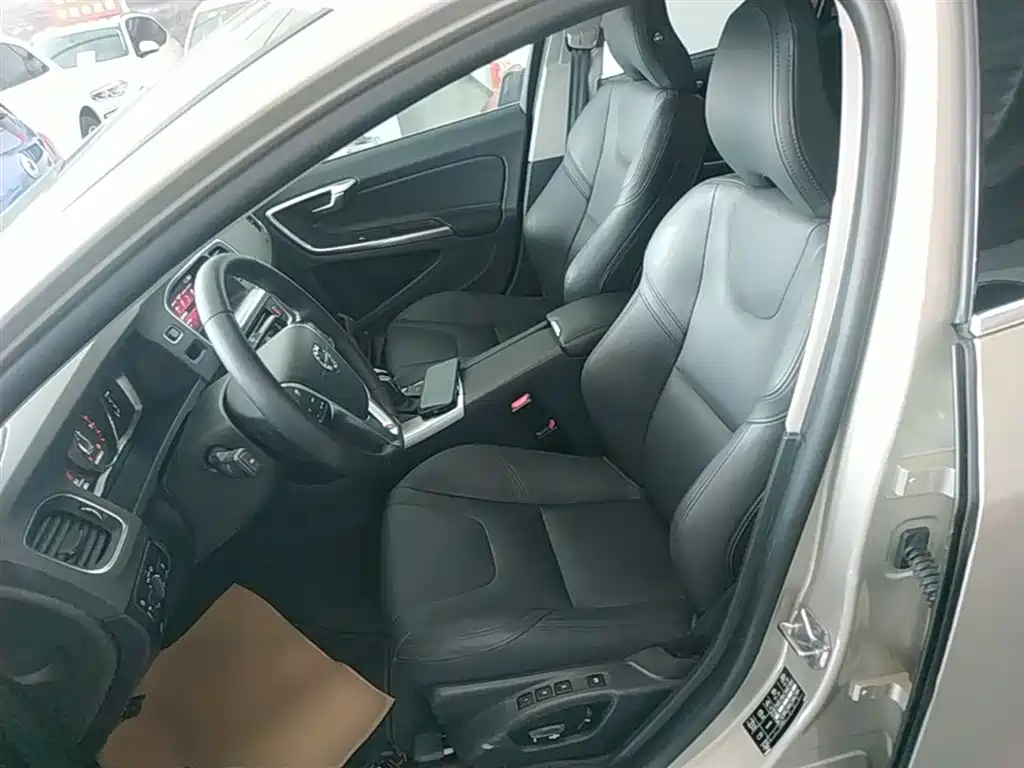 Volvo S60 2018 — фото 15