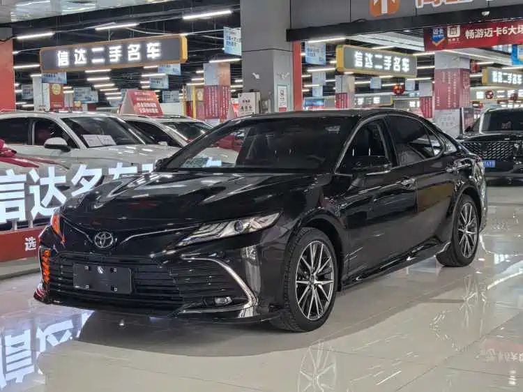 Toyota Camry 2022 — фото 1