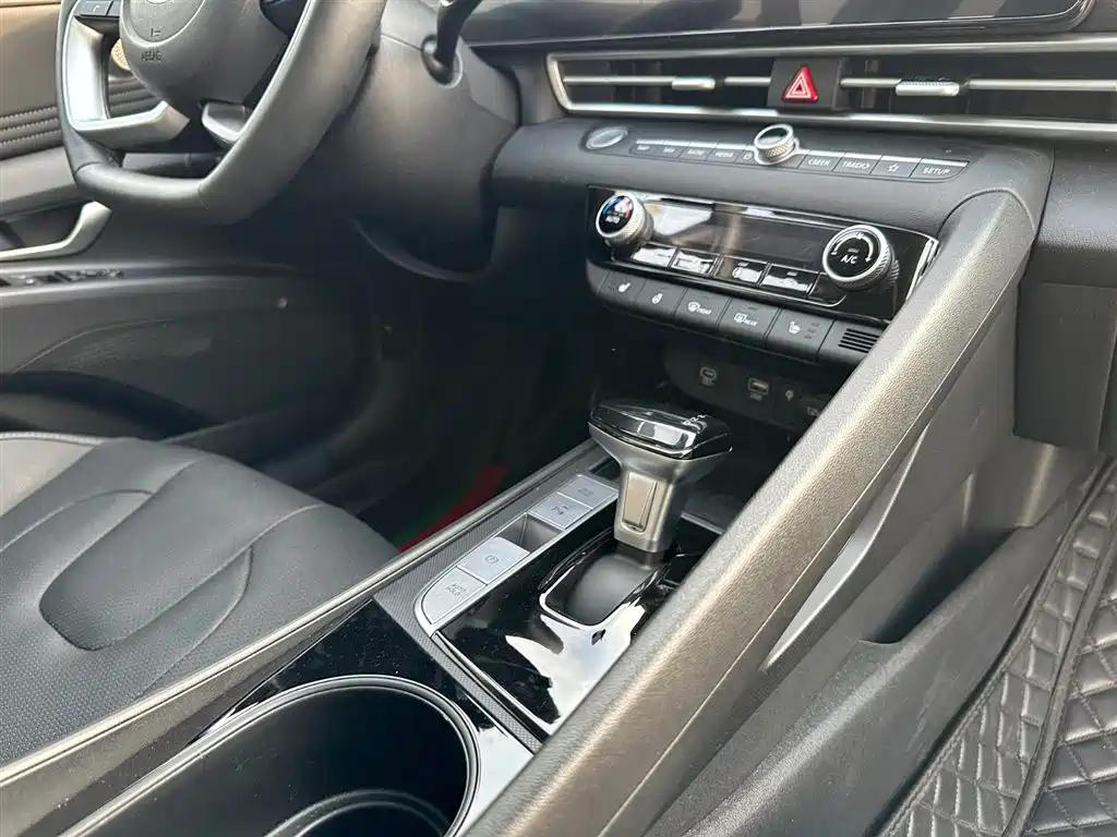 Hyundai Elantra 2024 — фото 19