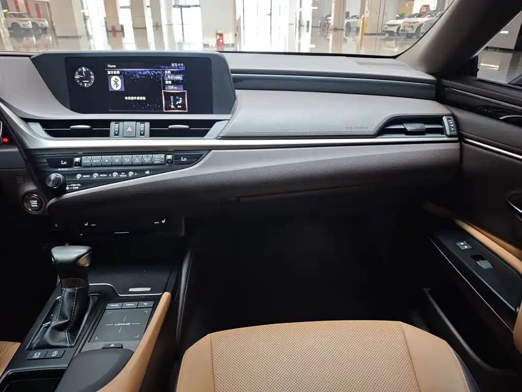 Lexus ES 2020 — фото 15