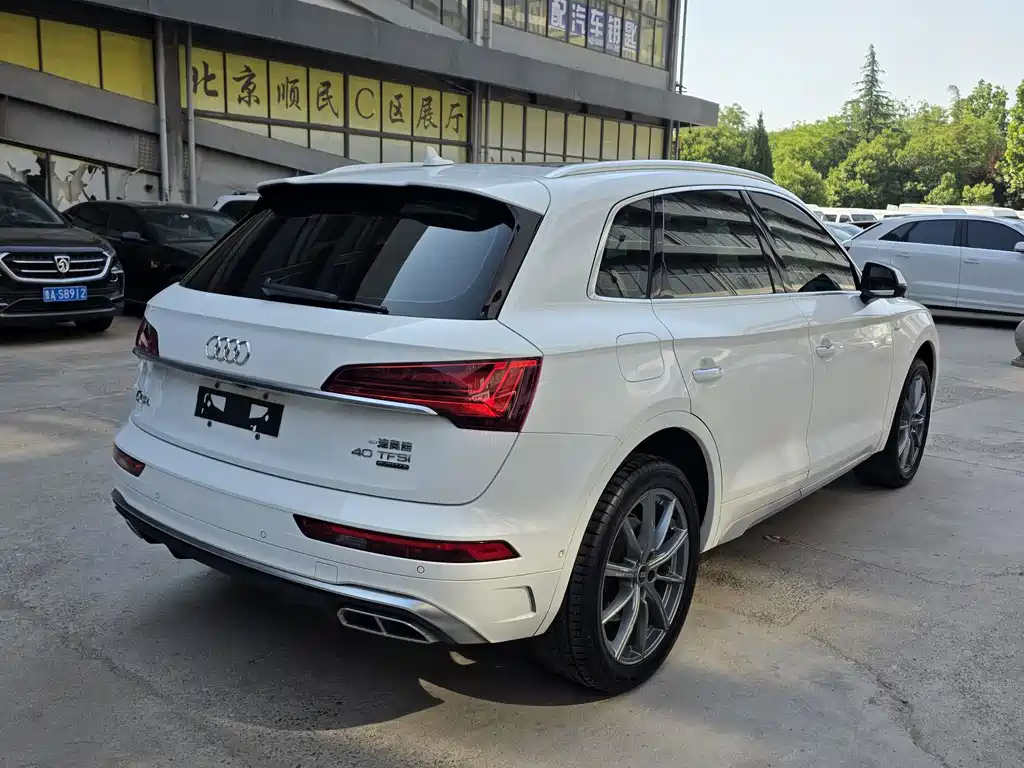 Audi Q5L 2023 — фото 11