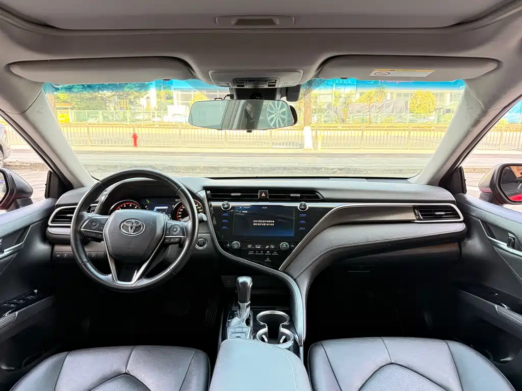 Toyota Camry 2019 — фото 6