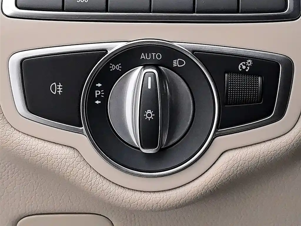 Mercedes-Benz V-Class 2022 — фото 21