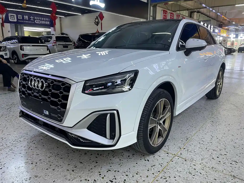 Audi Q2L 2022 — фото 1