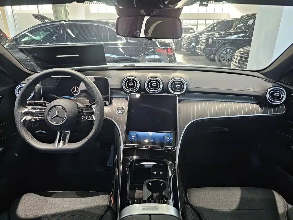 Mercedes-Benz C-Class 2025 — фото 12