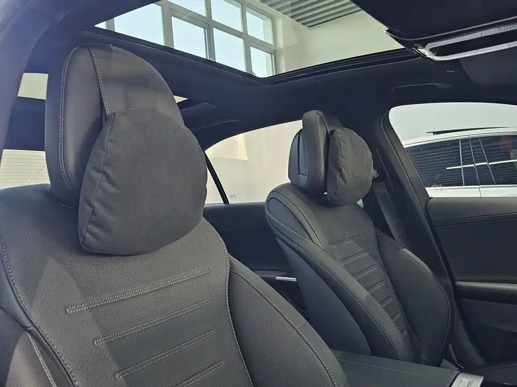 Mercedes-Benz C-Class 2025 — фото 13