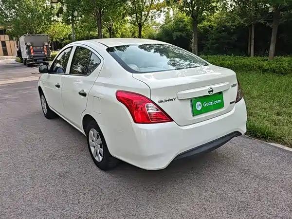 Nissan Sunny 2015