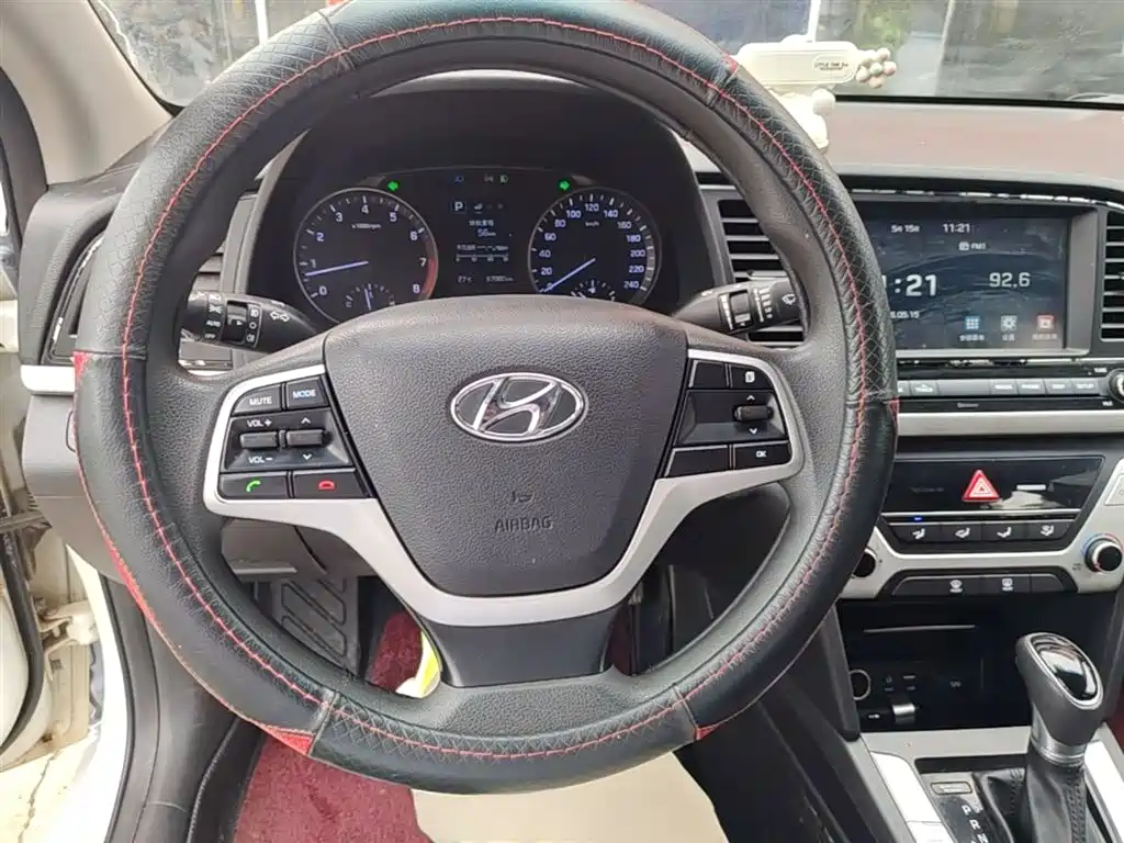 Hyundai Elantra 2017 — фото 11