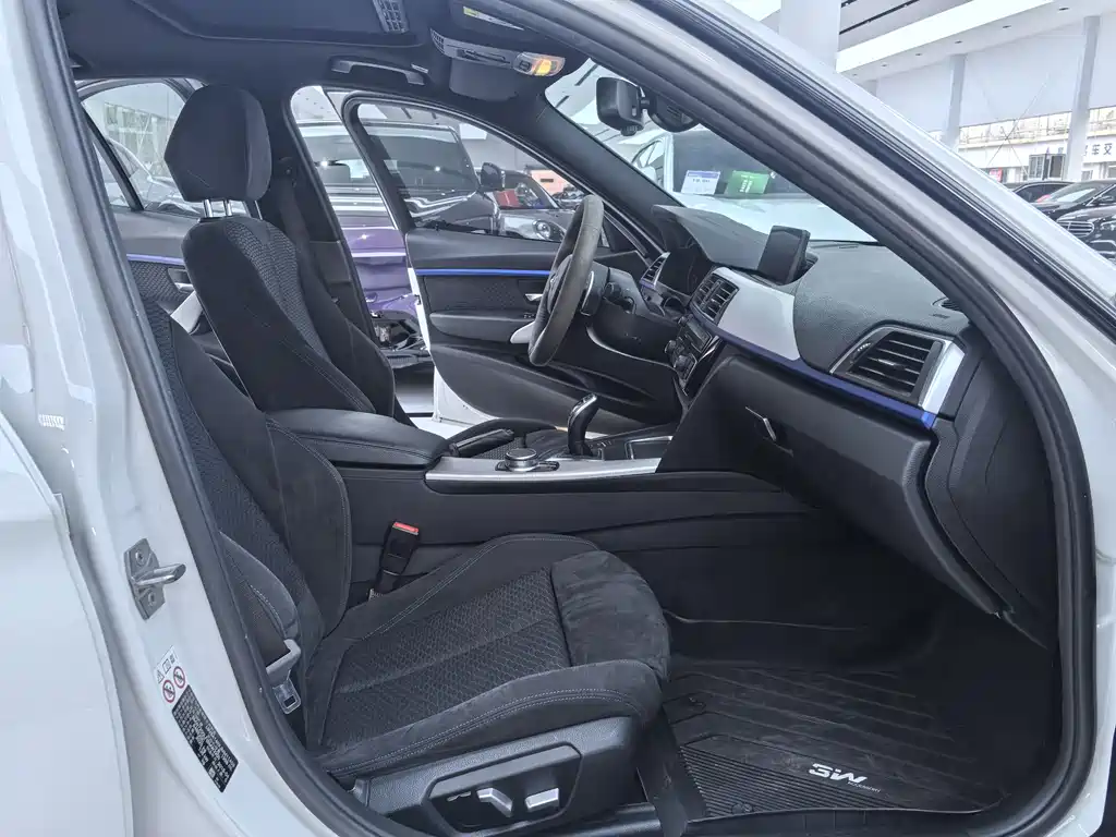 BMW 3 Series 2018 — фото 11