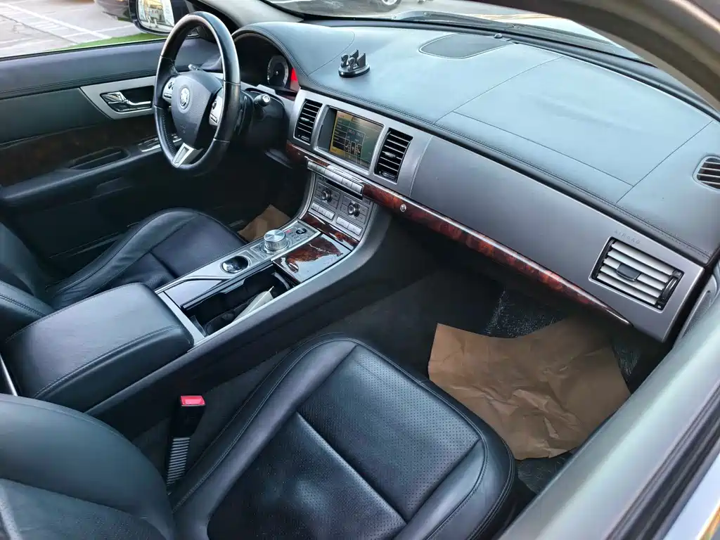 Jaguar XF 2010 — фото 15