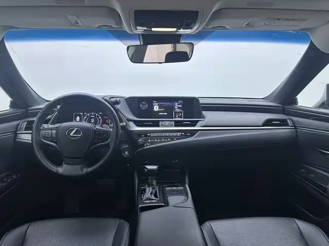 Lexus ES 2018 — фото 12