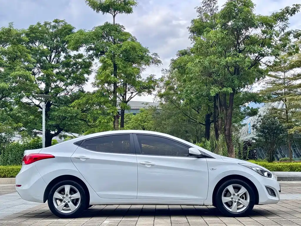 Hyundai Elantra 2014 — фото 21