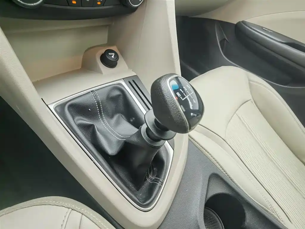 Buick Excelle 2017 — фото 13