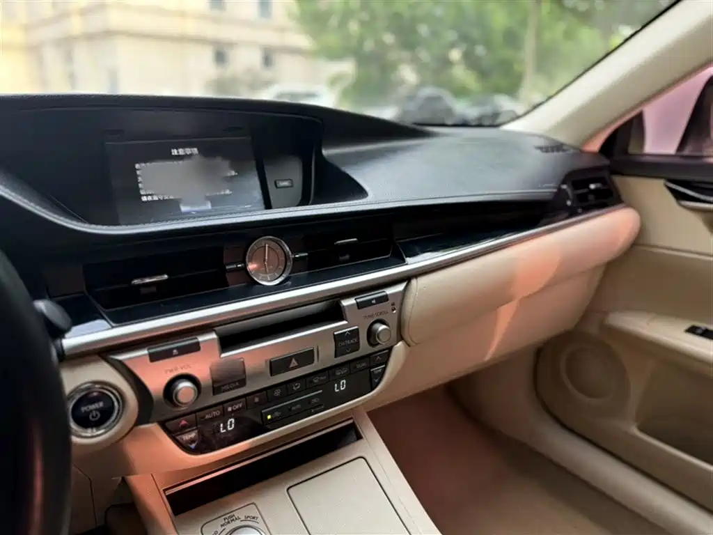 Lexus ES 2015 — фото 16