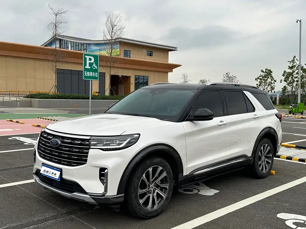 Ford Explorer 2023 — фото 1