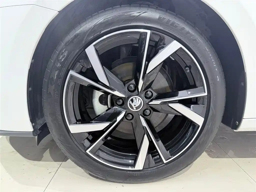 Skoda Octavia 2023 — фото 19
