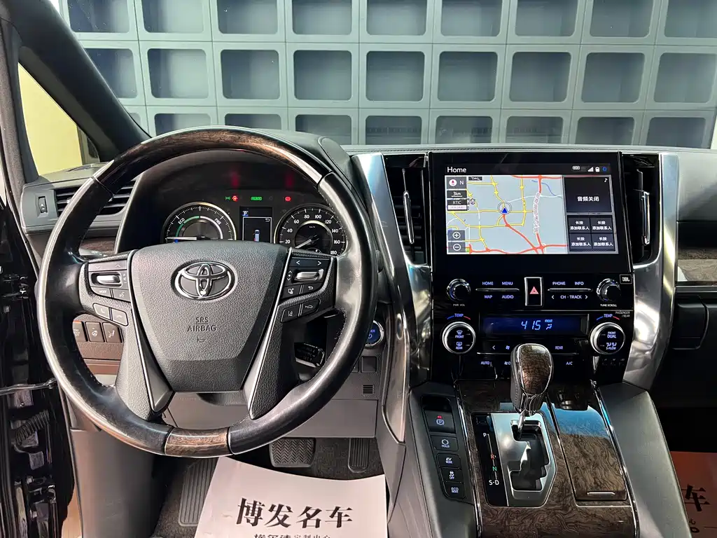 Toyota Alphard 2023 — фото 30