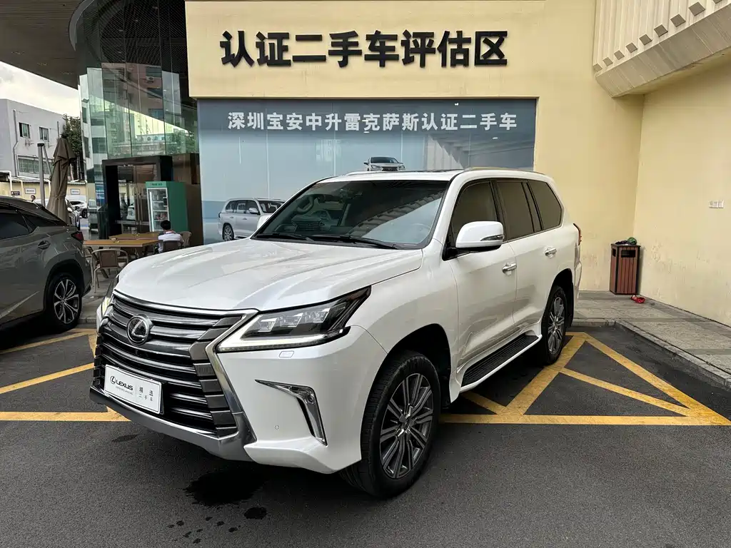 Lexus LX 2017 — фото 1