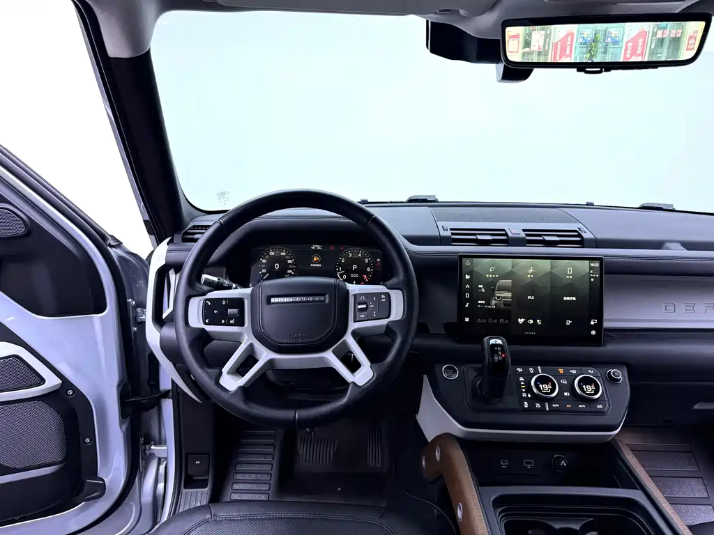 Land Rover Defender 2021 — фото 32