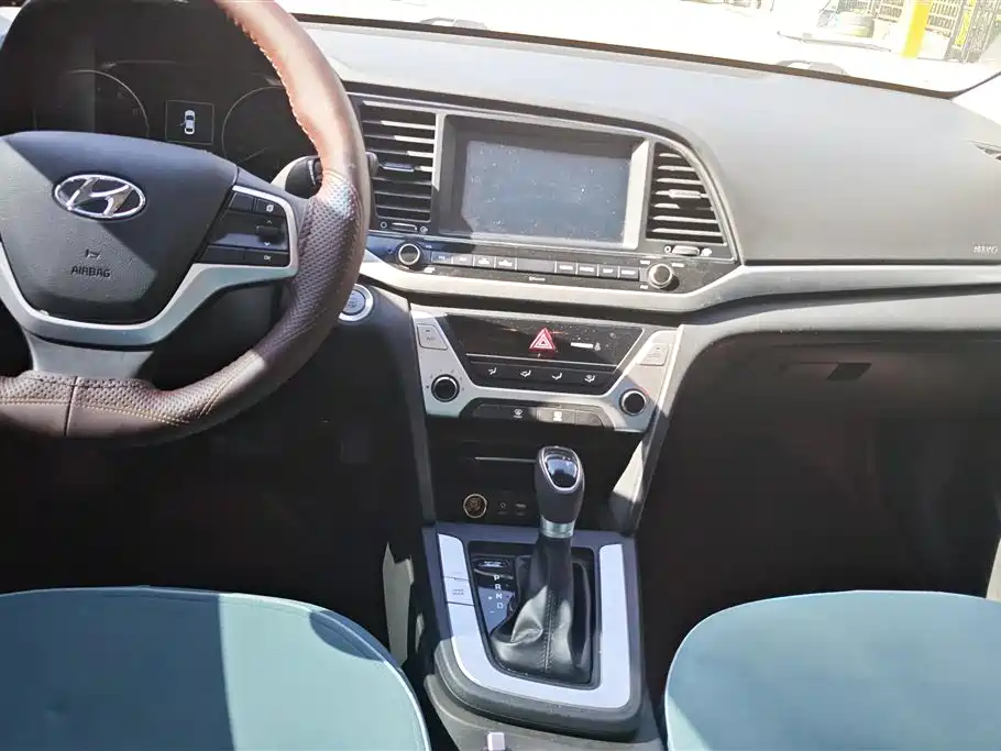 Hyundai Elantra 2018 — фото 13