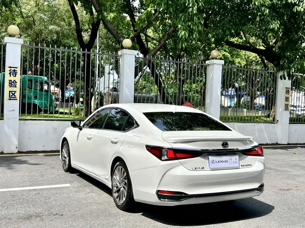 Lexus ES 2019 — фото 9