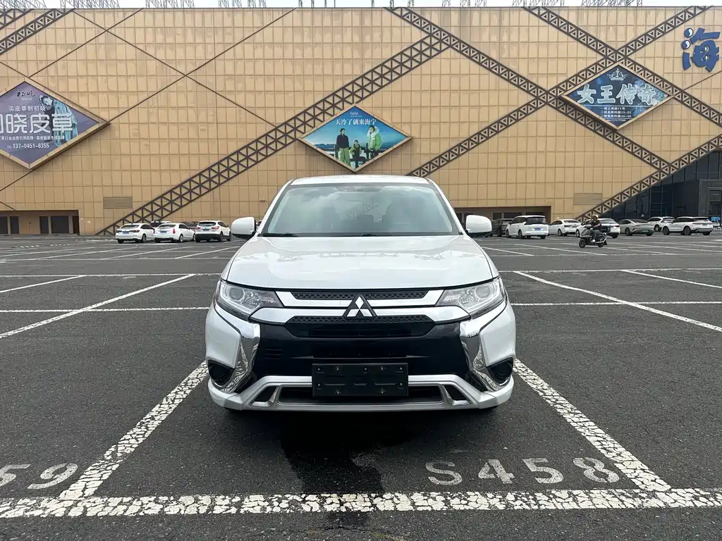 Mitsubishi Outlander 2021 — фото 2