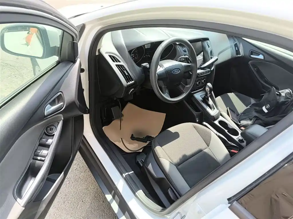 Ford Focus 2014 — фото 16