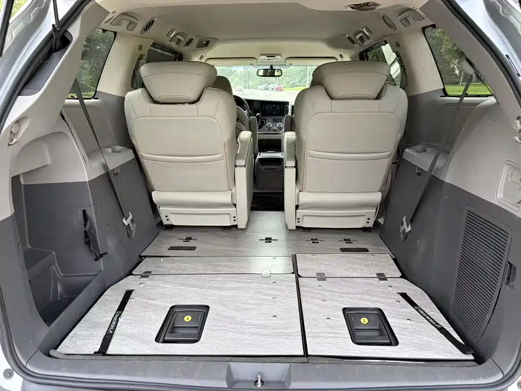 Toyota Sienna 2017 — фото 10