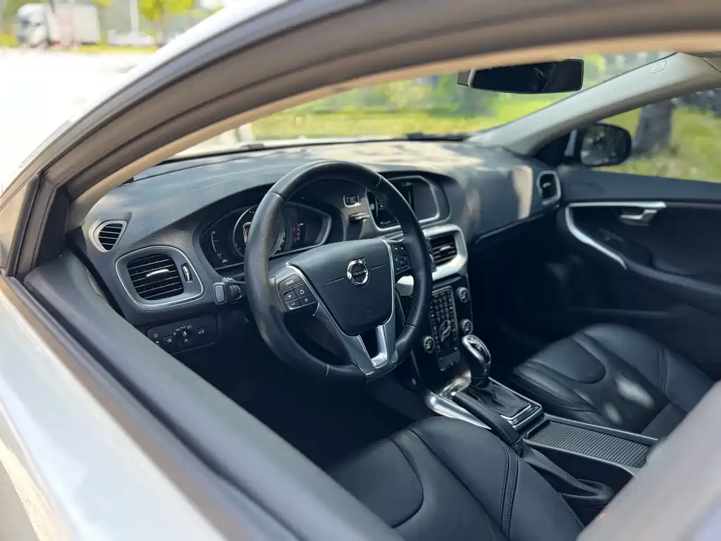 Volvo V40 2016 — фото 11