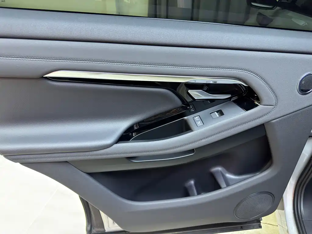 Land Rover Evoque 2023 — фото 17
