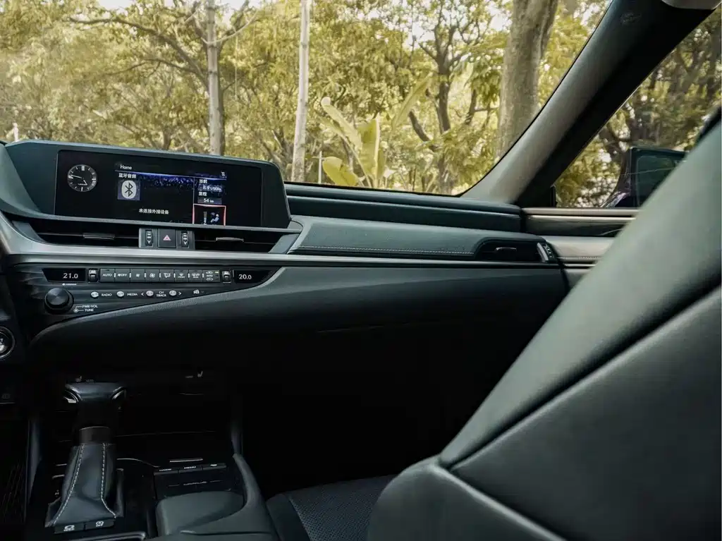 Lexus ES 2019 — фото 15