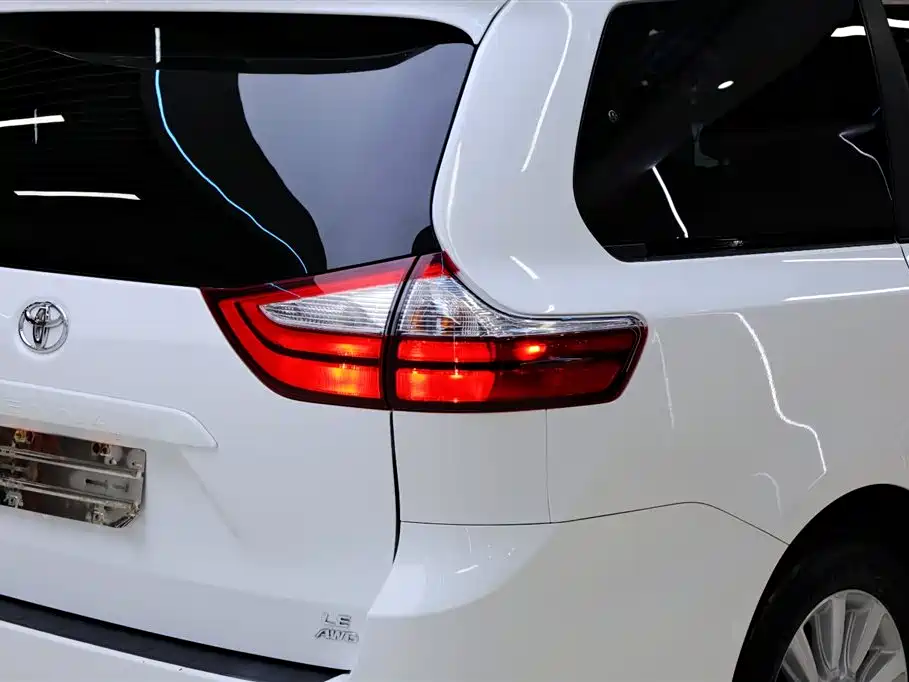 Toyota Sienna 2017 — фото 15