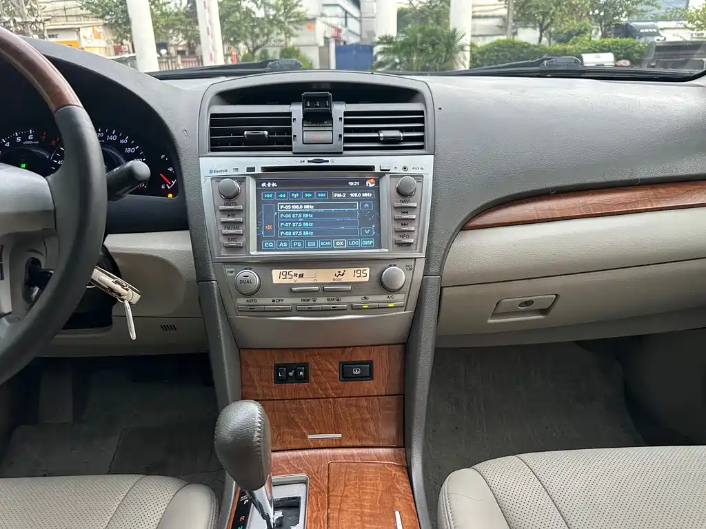 Toyota Camry 2010 — фото 18