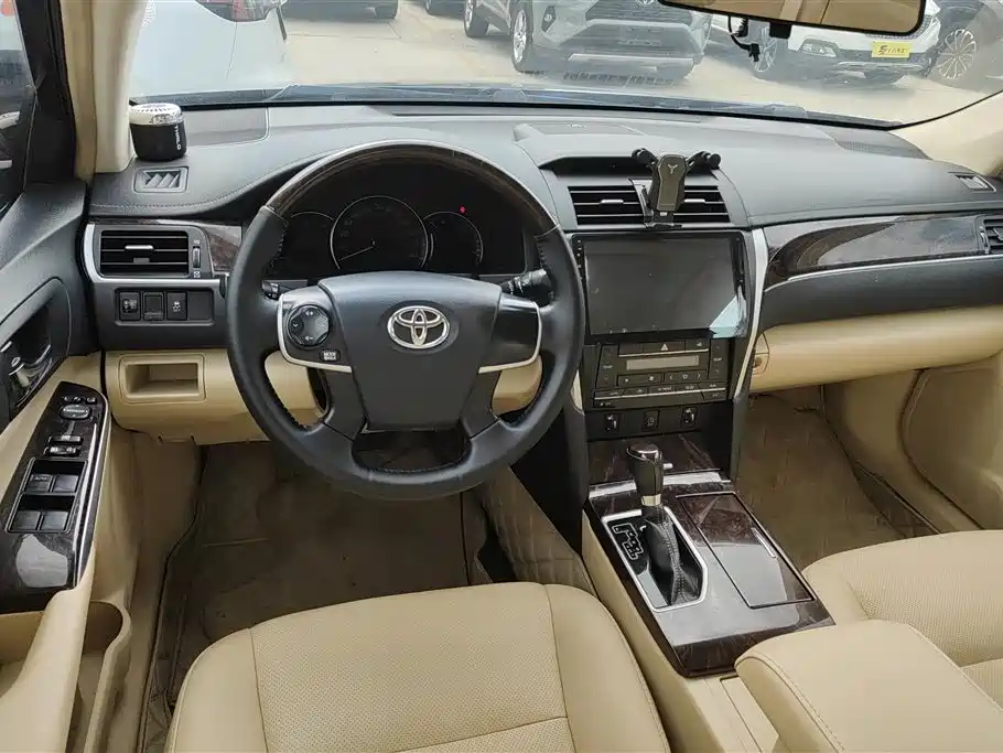 Toyota Camry 2016 — фото 12