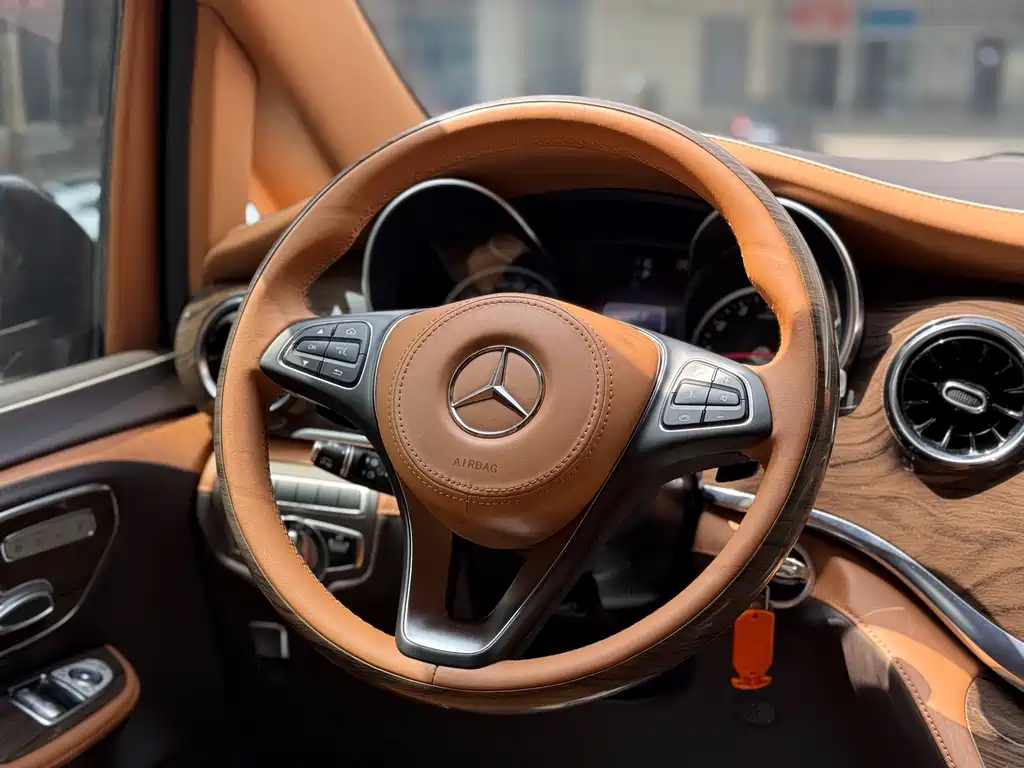 Mercedes-Benz V-Class 2023 — фото 6
