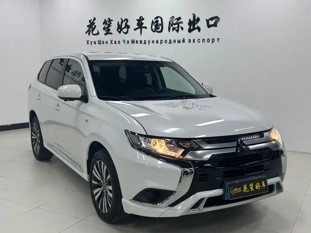Mitsubishi Outlander 2022 — фото 3