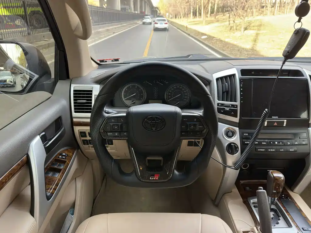 Toyota Land Cruiser 2016 — фото 9
