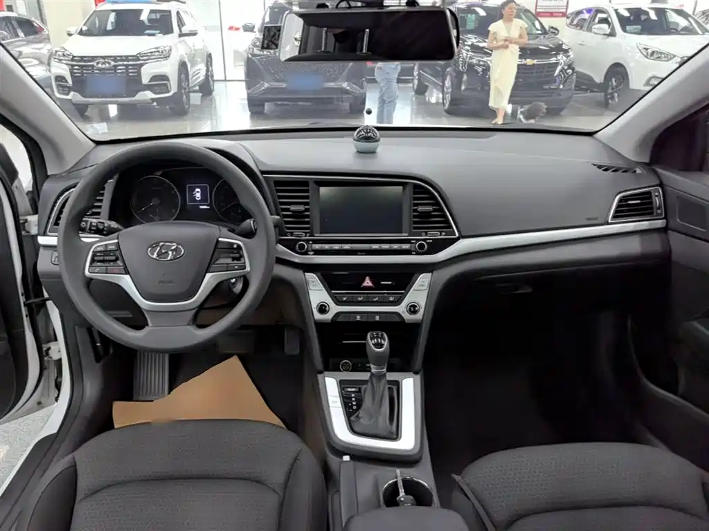 Hyundai Elantra 2016 — фото 10