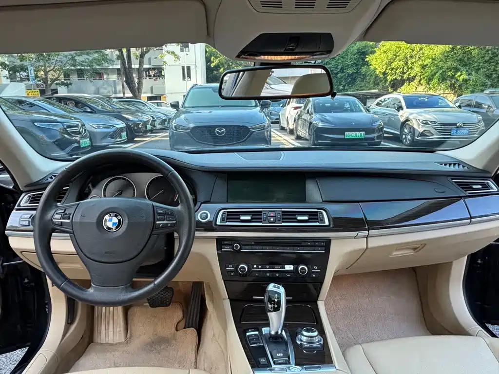 BMW 7 Series 2012 — фото 14
