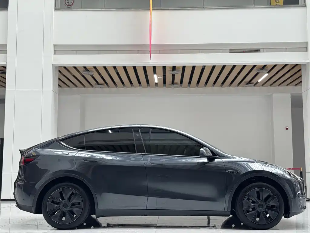 Tesla Model Y 2025 — фото 4