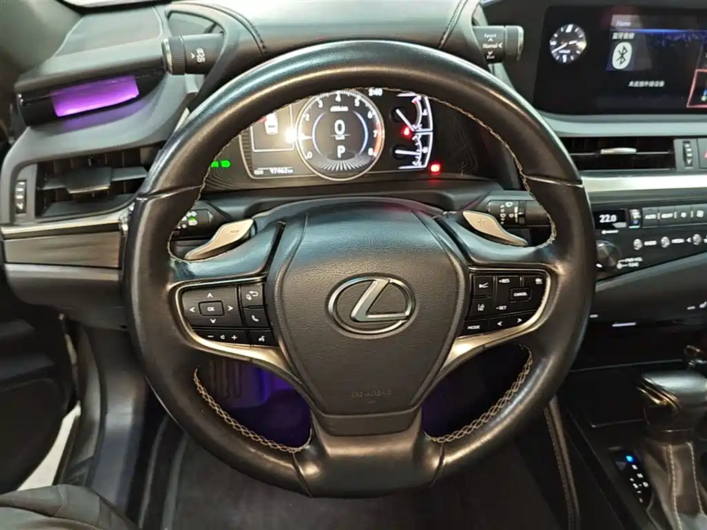 Lexus ES 2019 — фото 11