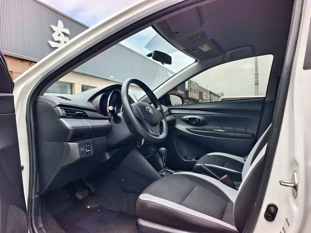 Toyota Yaris L 2021 — фото 8