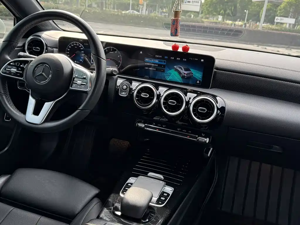 Mercedes-Benz A-Class 2019 — фото 9