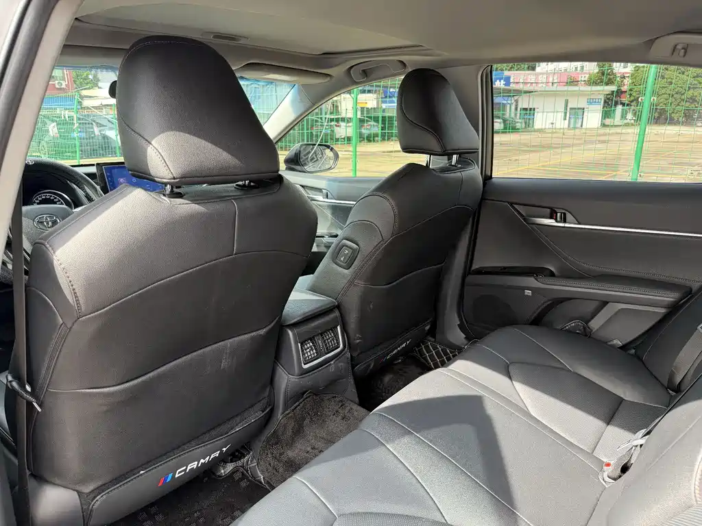 Toyota Camry 2023 — фото 13
