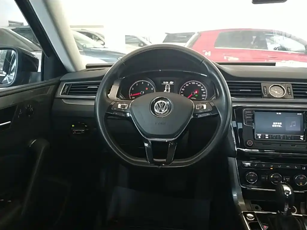 Volkswagen Passat 2018 — фото 11