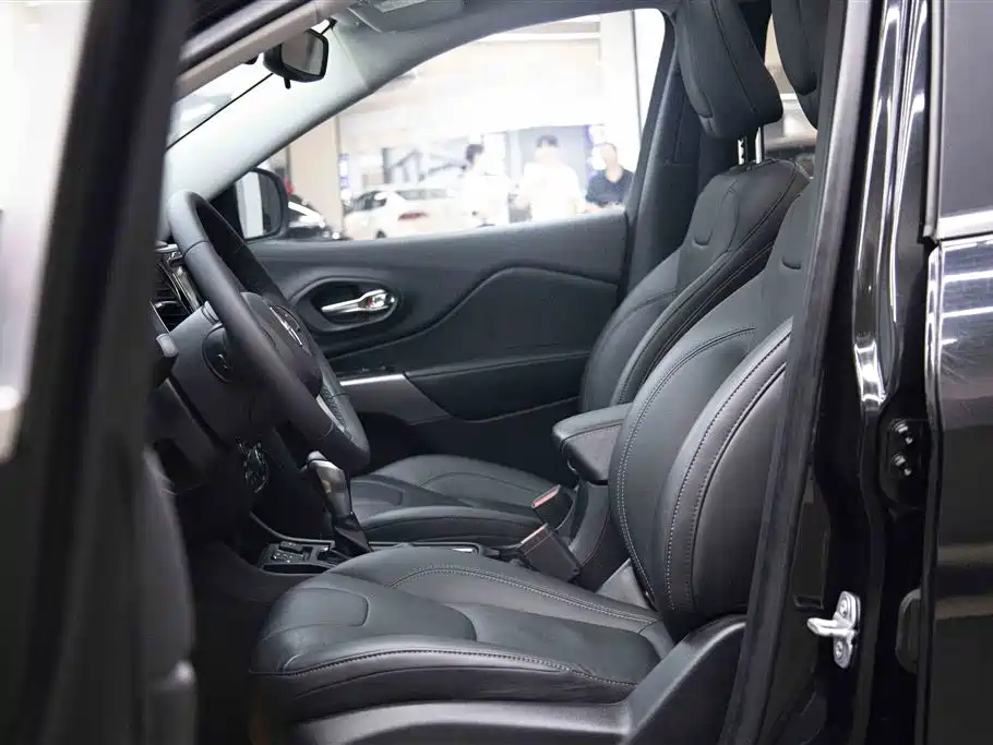 Jeep Cherokee 2019 — фото 16