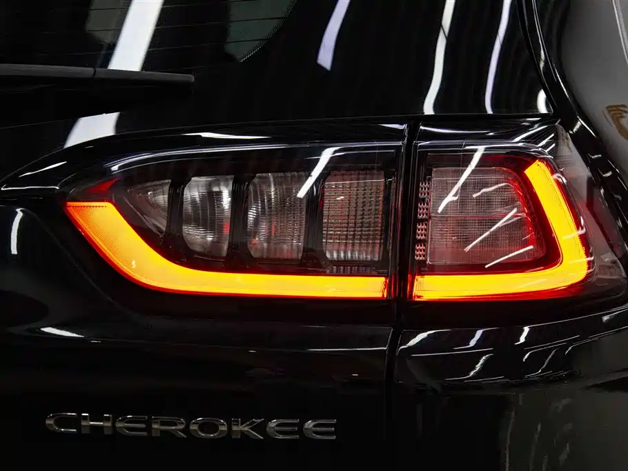 Jeep Cherokee 2019 — фото 10